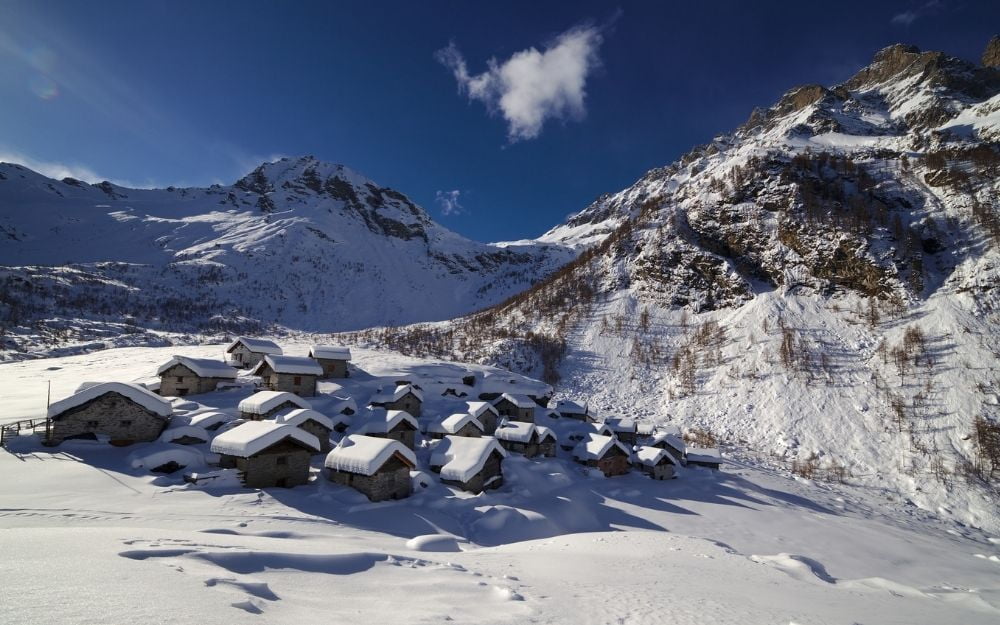 Snowshoeing to Alpe Lendine - BergamoXP